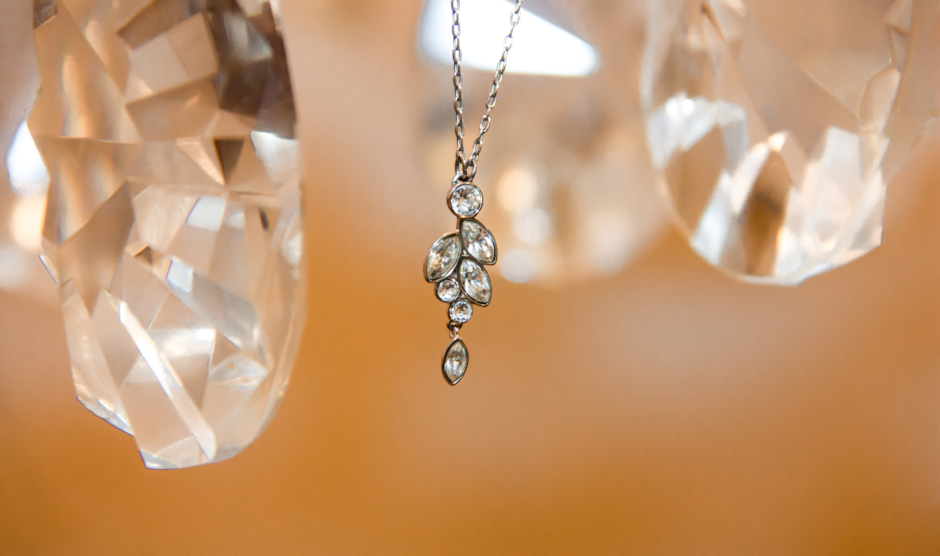 大阪府四條畷市の四条畷駅近くのジュエリーショップ、Bene四條畷では指輪、ネックレス、アクセサリーなどの宝飾のほか有名ブランドの時計、バッグ・レザー製品をお取り扱いしております。