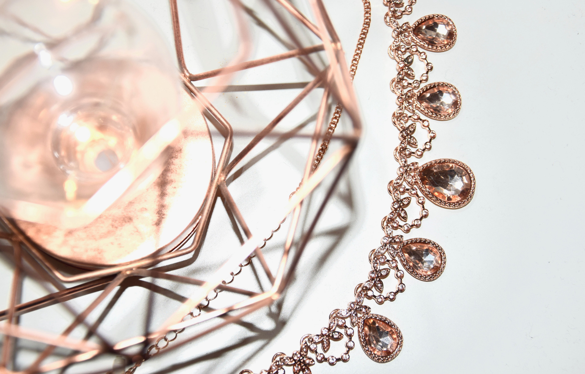 大阪府四條畷市の四条畷駅近くのジュエリーショップ、Bene四條畷では指輪、ネックレス、アクセサリーなどの宝飾のほか有名ブランドの時計、バッグ・レザー製品をお取り扱いしております。